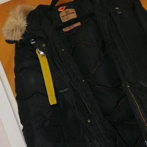 Parajumper jacka  - Säljer nu min parajumper då den tyvärr inte kommer till användning längre. Superfin och inga defekter på den. Kan både mötas upp eller posta med spårning. Vill egentligen bara bli av med den så priset är diskuterbart. Köparen står för frakten