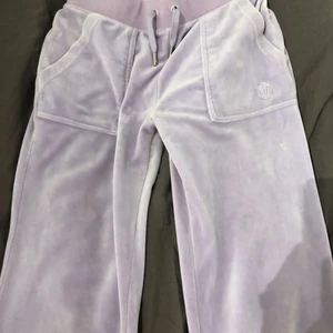 Juicy byxor lila - (lånade bilder) Vill byta dessa lila juicy byxorna mot Robertson classic blå juicy byxor i xxs men går bra med xs, kan även tänka mig en mörklila juicy kofta eller kan tänka mig att sälja om många vill köpa, det är bra skick på byxorna och har inga fläckar, om ni inte har det jag söker kan ni även skriva till mig om ni har något ni vill byta👍🏽👍🏽