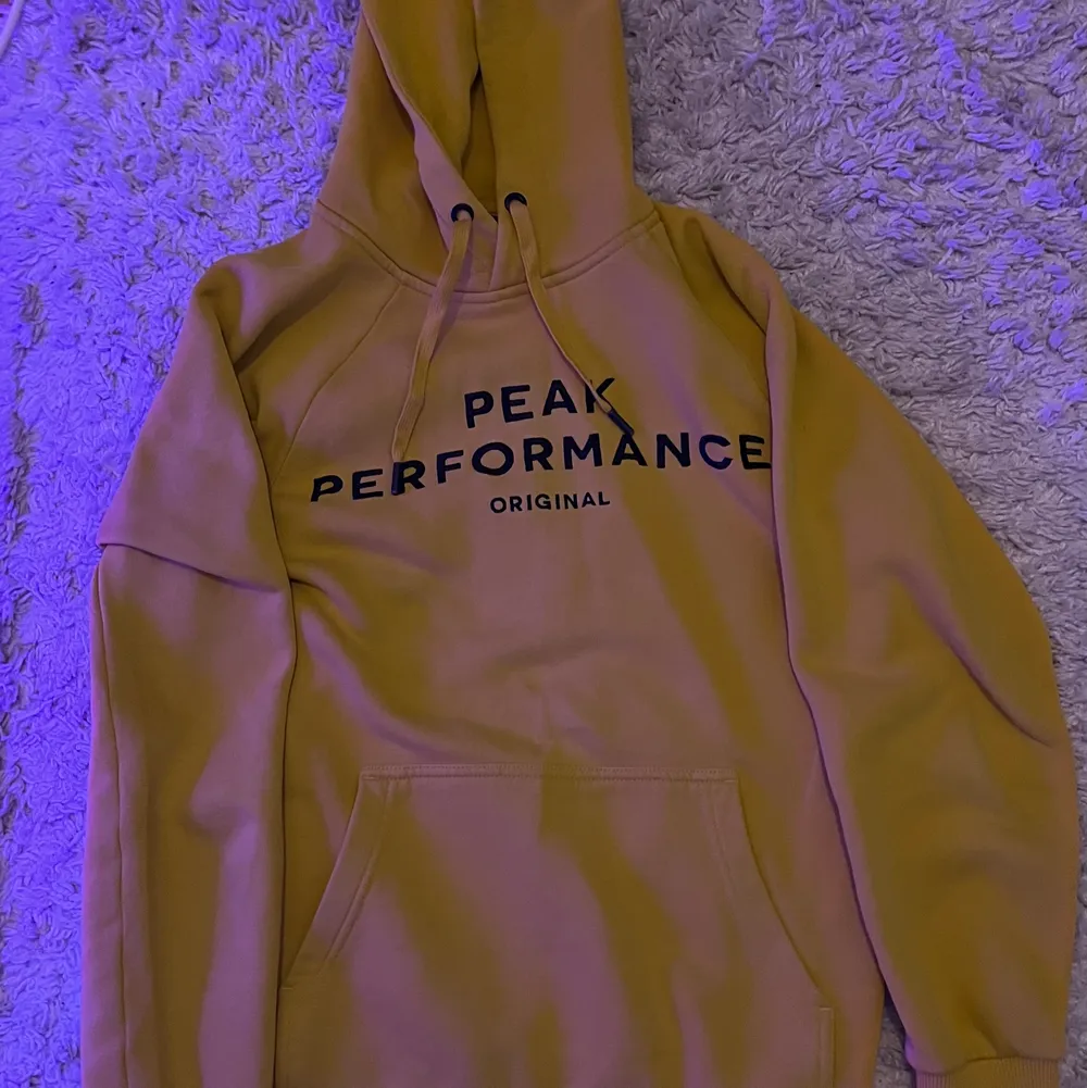 Säljer min Peak performance hoodie i storlek S då den börjar att bli för liten för mig och. Hoodien är i toppskick 10/10 och den har används under ca ett år.. Hoodies.