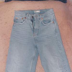 Säljer dessa jeans ifrån ginatricot som är lite mörkare blå. De är i storlek 34 och har använt de kanske 1-2 gånger. De är baggy i modellen ej straight!