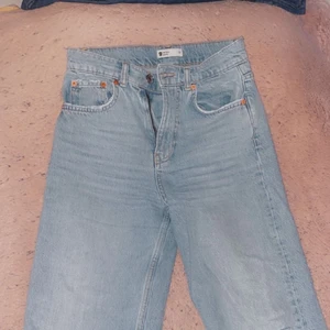 Blåa jeans - Säljer dessa jeans ifrån ginatricot som är lite mörkare blå. De är i storlek 34 och har använt de kanske 1-2 gånger. De är baggy i modellen ej straight!