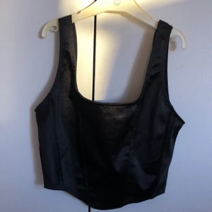 Korsett topp  - Svart korsett topp ifrån hm, använd 2 ggr, i strl S