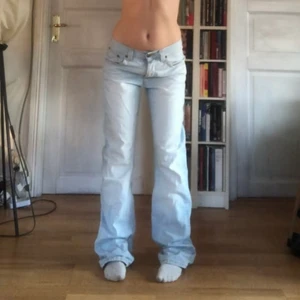 Nudie jeans  - Väldigt ljusblåa nudiejeans i superfint skick!  