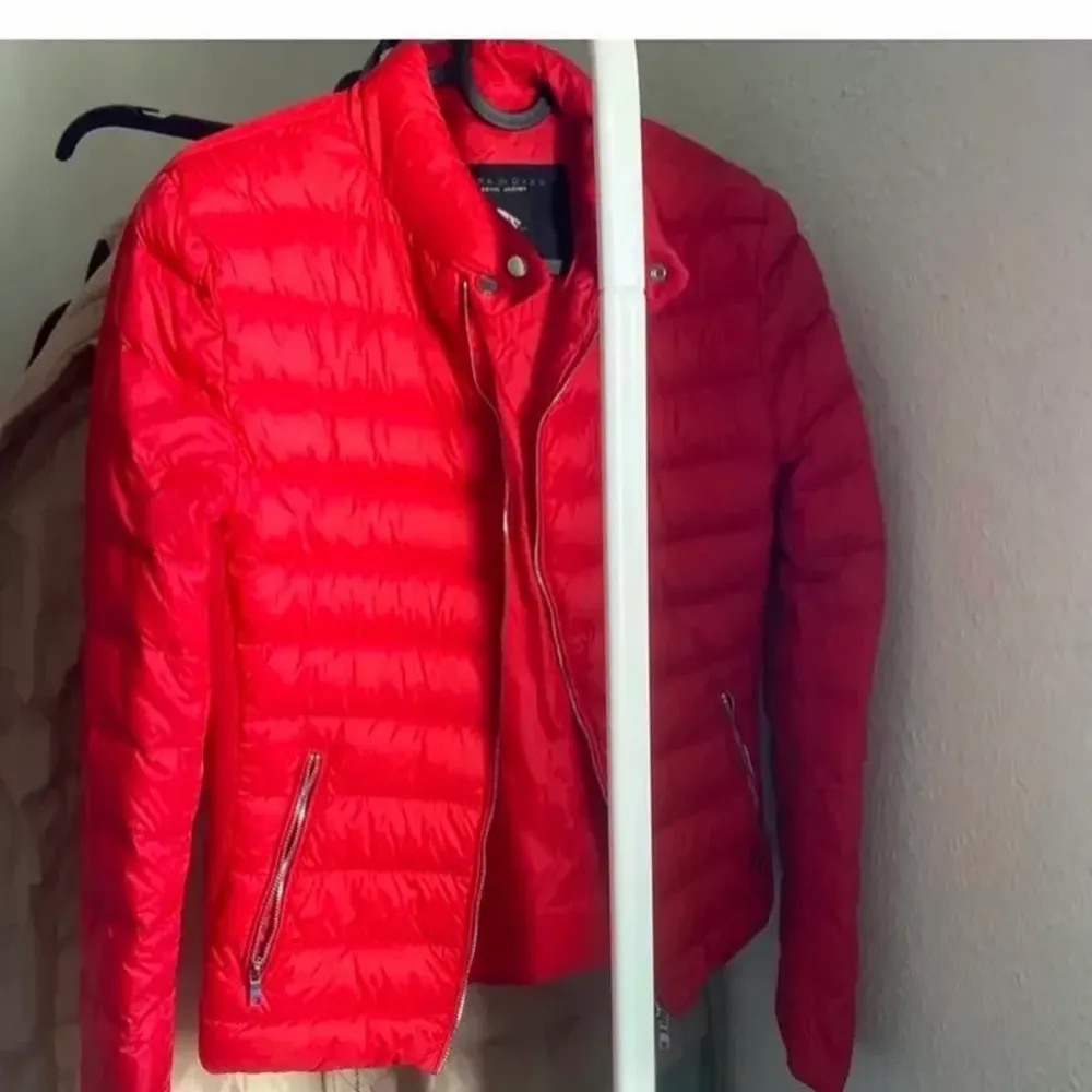 En super fin röd vår jacka som tyvärr är för liten för mig men i ett bra skick.. Jackor.