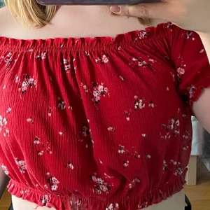 Offshoulder Crop-top strl M - Hm-tröja, strl M men passar på S-L, inte mycket använd. Kan betalas med swisch, delar på frakt! Pris kan diskuteras 