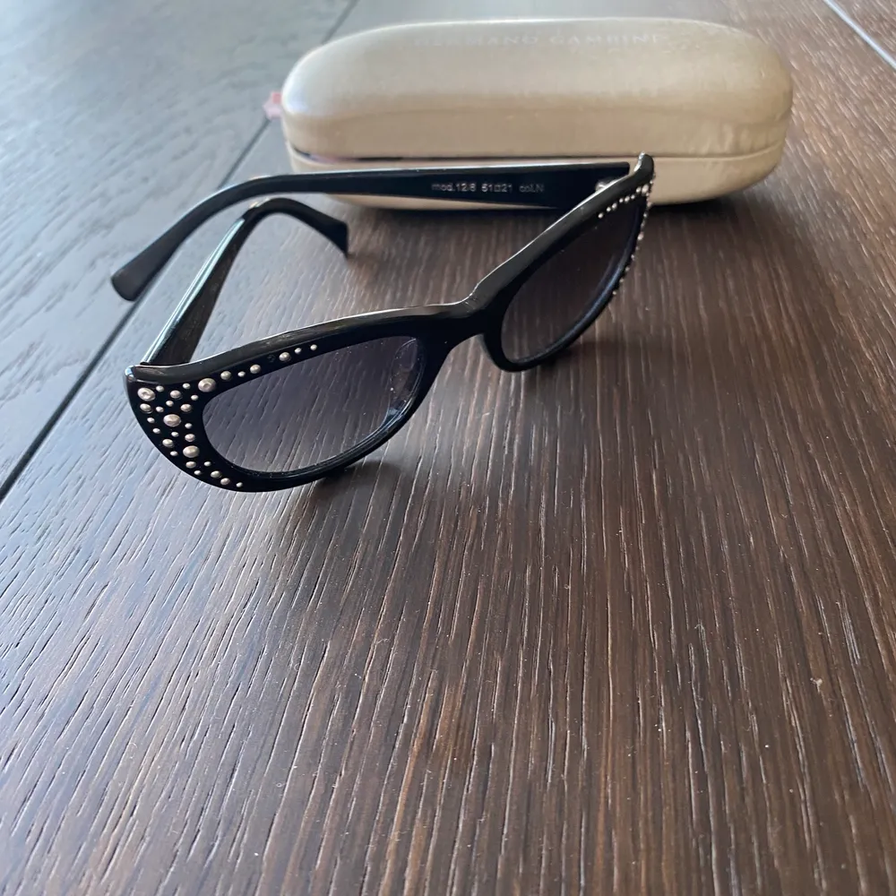 Germano Gambino ” i cristalli” solglasögon från Firenze Italien……jättebra skick 😎😎😎😎😎😎😎 eye cat form 🖤🖤🖤🖤🖤🖤🖤 pris 149€ …… sälja för att det kommer inte att använda . Accessoarer.