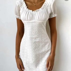 Vit klänning från Tigermist  - Säljer den här superfina vita klänningen från Tigermist💖 Perfekt till studenten eller skolavslutning! Har aldrig kommit till användning så därför är lappen kvar✨ Köparen står för frakten💞💐