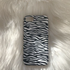 Ett skal från glitter till iPhone 6/7/8  - Ett fint skal från glitter i zebra mönster.Helt nytt inte använt en ända gång pågrund av ny telefon så den är i jätte bra skick😊 