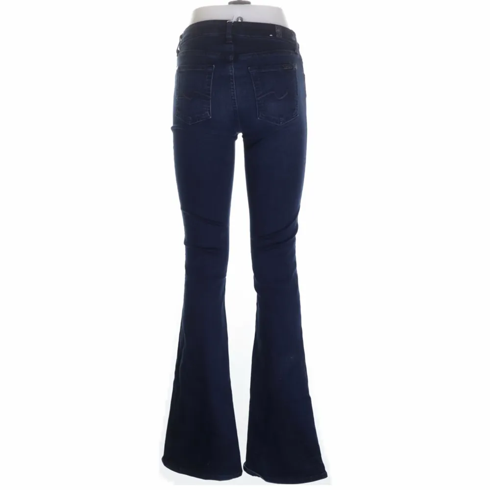 Säljer mina mörkblåa 7 for all mankind jeans i nyskick, storlek 25 . Jeans & Byxor.
