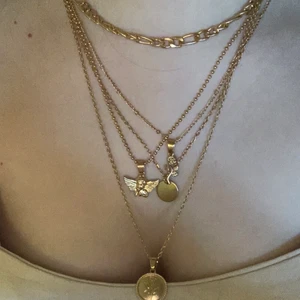 Guld halsband - Ett guldigt halsband, 5 halsband i 1. Köpt på Monki för längesen, knappt användt då guld inte är min färg. 