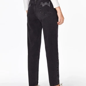 Svarta Jeans - Så sjukt snygga jeans med vita detaljer där bak! Det är vita eldlågor som gör byxorna lite extra fina, använt ett fåtal gånger, väldigt bra skick!💕 Skriv privat vid intresse, storlek XS men passar S skulle jag säga!