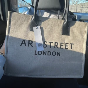 - - En fin stor handväska perfekt för sommaren 