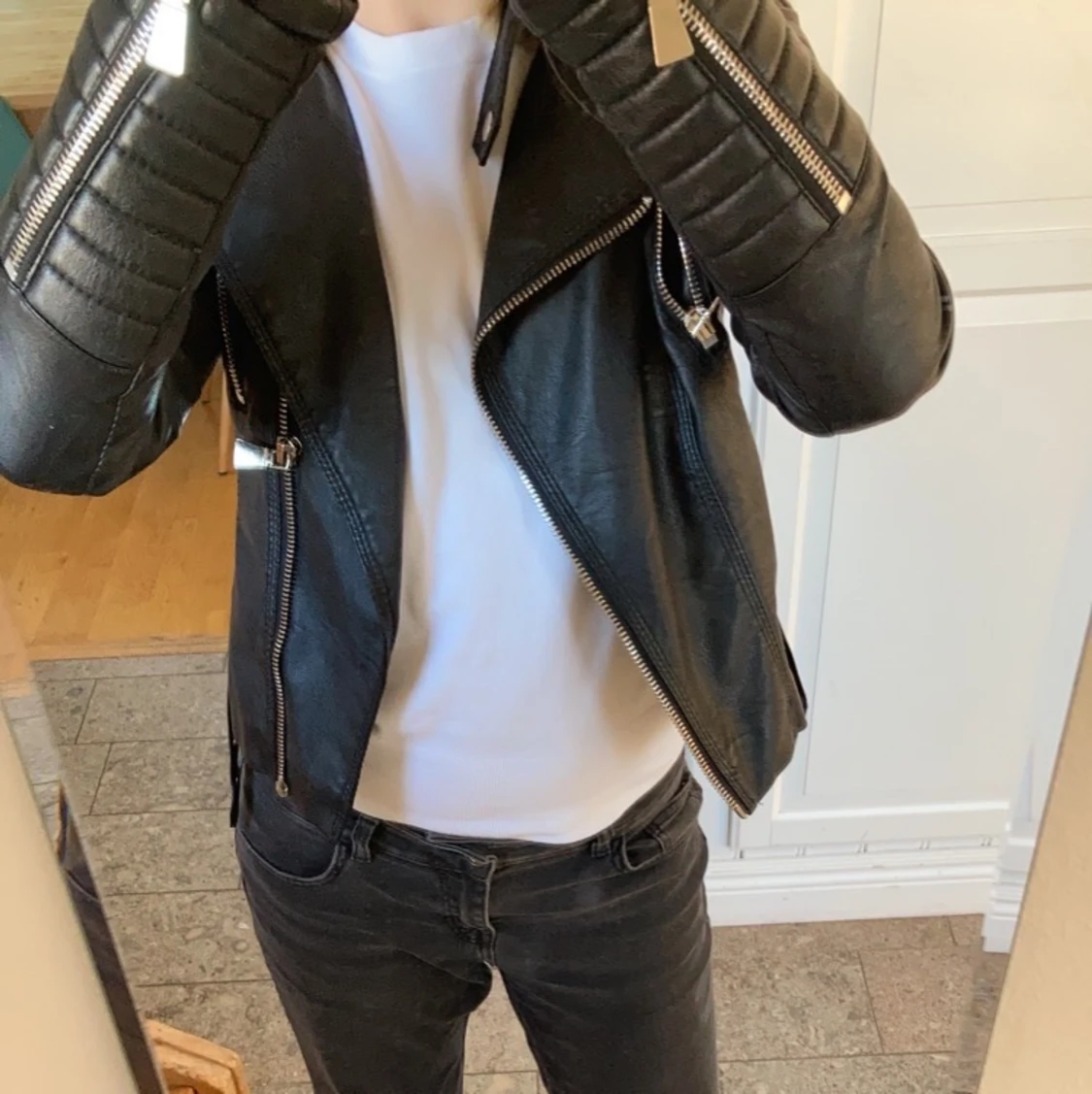 Svart skinnjacka i konstskinn