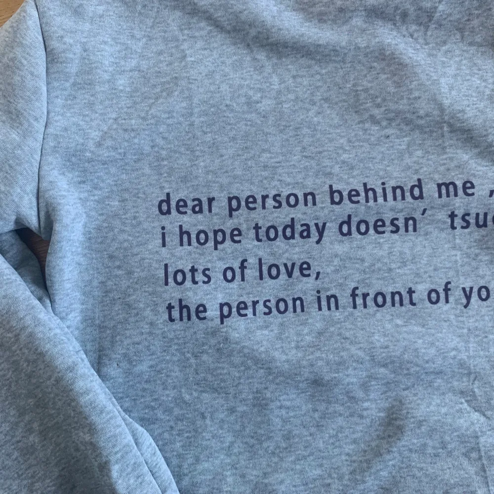 Säljer denna fina hoodie eftersom jag har en exaxt lika dan fast en stl mindre. Denna är alltså helt oanvänd och lappen är kvar. Hoodien är ganska tunn i materialet men perfekt nu inför sommaren🤩 Den är som sagt oanvänd men önskas egna bilder med den på kan jag fixa det💫 Startar budgivning om fler är intresserade. Hoodies.