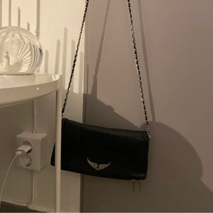Zadig Voltaire väska  - Lägger ut annonsen igen! Säljer min skit fina zadig väska som rymmer otroligt mycket, den är äkta och i bra skick. Köp direkt 1450 plus frakt eller buda💕
