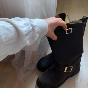 Äkta Johnny Bulls - Säljer mina mörkbruna Johnny Bulls i den coola mellanhöga modellen, då de tyvärr är för stora! Superbra skick!✨💕💕