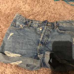 Shorts - Blå slitna jeans shorts, kom privat för mer info❤️