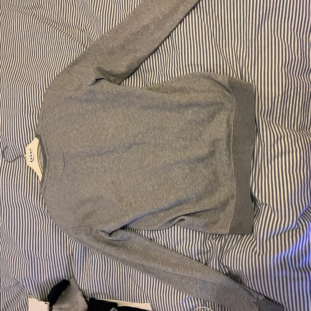 Super fin Gant sweatshirt i storlek 170 och jag säljer den för den är för liten för mig och bara tar plats i garderoben . Tröjor & Koftor.