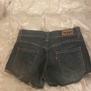 Levis shorts - Superfina shorts från Levis som tyvärr inte passar mig längre!💝 passar någon som är xxs/xs. Sparsamt använda. De är mörkblå!