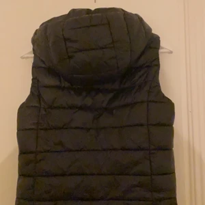 Väst - Säljer en väst med luva.