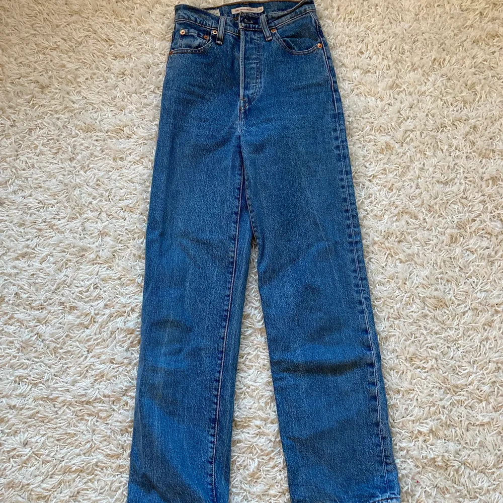 Jag säljer dessa snygga Levis jeans då de tyvär är för små för mig. Byxorna är i bra skick. De är i storlek W23 L27. Köparen får stå för frakten. . Jeans & Byxor.