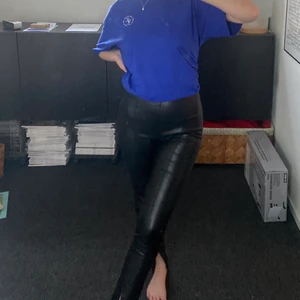 Skinnbyxor - Skinnbyxor med slits i fram nertill❤️