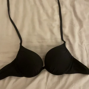 Bikini överdel - Svart bikini överdel, använd 1 gång och inte igen efter det på grund av att den var liten på mig.