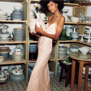 Zara kläning  - Vill kolla intresset på min zara kläning som är helt oanvänd med lappen kvar. Köpte här på plik men är osäker på om jag ska ha den eller en annan. Tycker om den supermycket så vill först o främst bara se om någon är intresserad. Stl xs. Kom med förslag på pris om du är intresserad. Säljer inte för för lågt pris. ! Lånad bild !