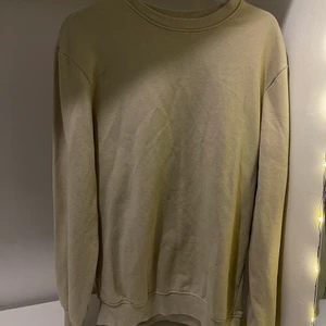 sweatshirt - en superfin beige sweatshirt från hm. storlek S. sitter som en smäck. säljer för jag har flera stycken. superskön verkligen! 70kr jag står för frakten!!! 😍