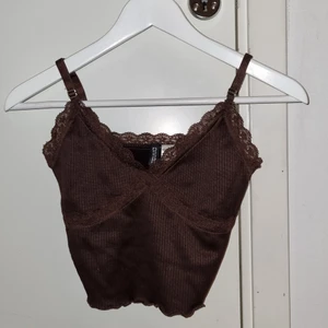 Brun topp från H&M storlek s - Säljer en super fin sommar topp från h&m. Andvänd fåtal gånger och inga skador. Storlek s men går att justera banden! 