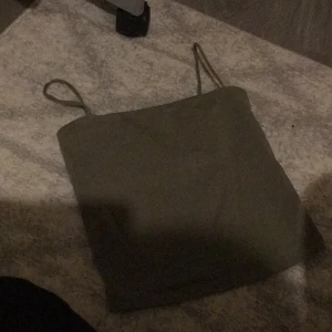 Grönt linne - Gina tricot linne i färgen militärgrönt🥰Jättebra skick! Skriv för fler bilder eller frågor💕