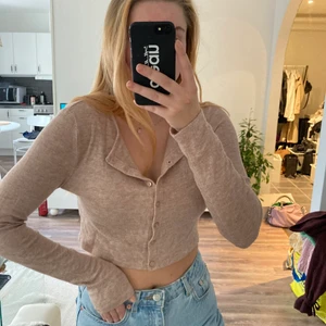 Beige kofta från Zara - Beiga kofta med knappar från Zara. Aldrig använd. Storlek M men mer som en S. Jätteskön 💗