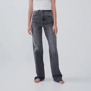 Zara jeans - Dessa så så så fin och sköna zara jeans. Även dessa har blivit försmå för mig men färgen är helt perfekt o passar till allt. Jag är 167 cm och på mig är dom väldigt långa. De är i stl 32 men skulle säga 32-34🌟🌟 nypris var 399kr tar bud från 150kr💓💓💓
