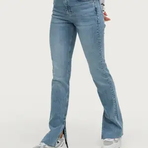 Hejsan!🥰 säljer dessa jeans från Gina trico, riktigt snygga! Säljer dem eftersom dem tyvär var lite för stora för mig. Dem är använda en gång. PM för fler bilder💕 ny pris 499. Mitt pris 150kr. PM för fler bilder🤍