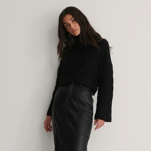 HELT NY Stickat tröja  - HELT NY  stickat tröja från nakd med vida armar, nypris 439kr. Alla etiketter kvar, säljs pga. Jag inte hann returnera. Kan mötas upp i Växjö och Älmhult! 🤍