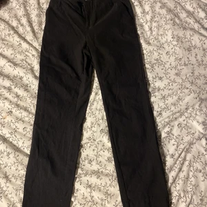 Svarta Kostymbyxor  - Fina, jätte sköna. Använda enstaka gånger, fint skick 