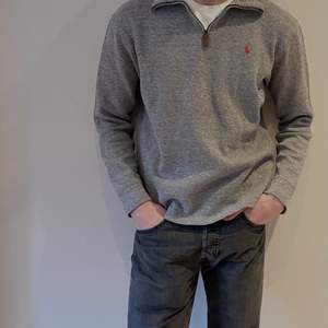 Trendig grå zip-tröja från Ralph Lauren.  Storlek: S Pris: 300kr  Modellen bär vanligtvis storlek M. Herrmodell, passar unisex.