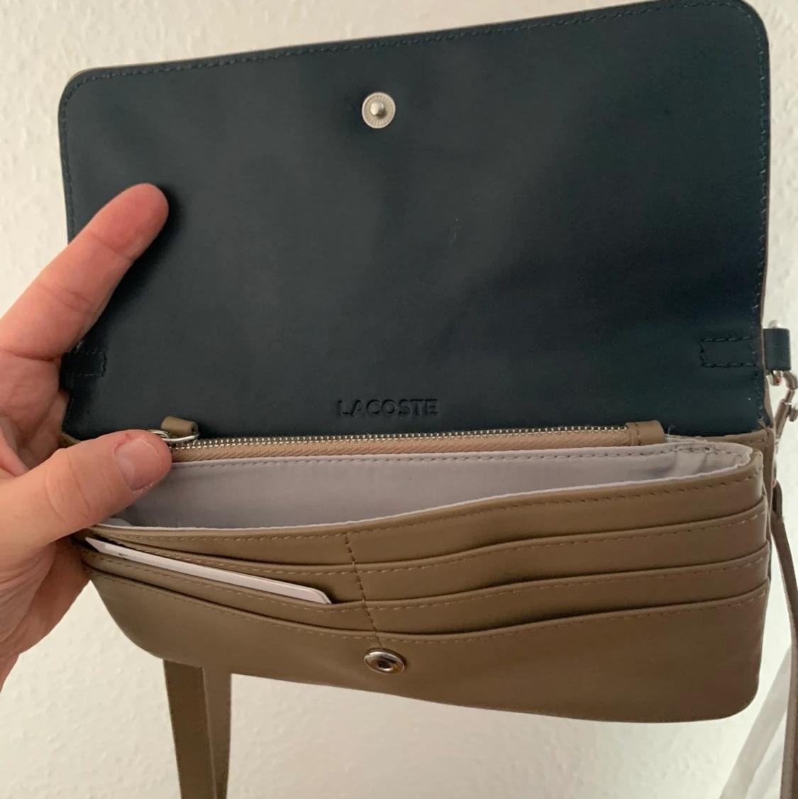 Ny LACOSTE plånbok/axelremsväska  - 90