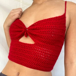 Virkad topp - Virkar denna toppen på beställning enligt dina mått och önskemål av färg! Har tyvärr slut på plats i garderoben för fler virkade plagg men älskar verkligen att göra dem. Följ mig på instagram @viridi.designs för fler av mina re-made toppar. Priset där av att garnet kostar mellan 40-60kr och processen tar 4-5 timmar inklusive kalkylering av mått osv. 