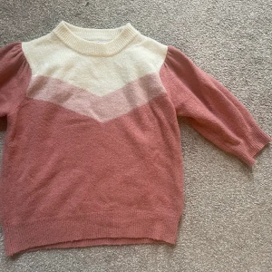 Stickad t-shirt - Jättefin stickad T-shirt från NAKD, säljer pga att jag inte får användning för den💕