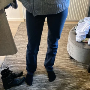 Blå jeans - 💙 mörk blå jeans 💙 Säljer dessa jeans som har en as cool blå färg. Säljer då dem inte kommer till användning, och har bara använt dem ca 1 gång. Så därför är dem även i nyskick. Långa jeans även på mig som är ca 1,74 cm. ❗️Köparen står för frakten ❗️