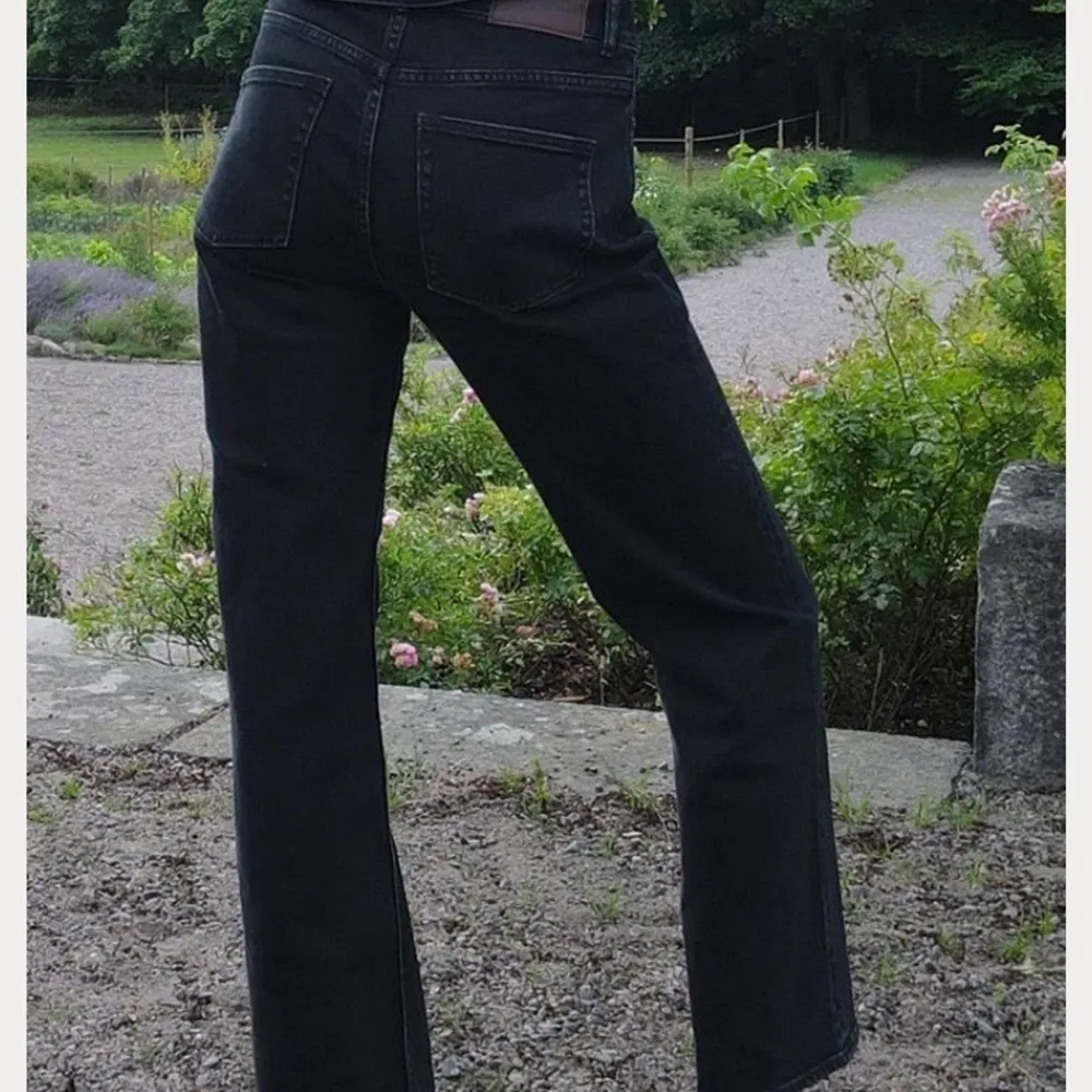 Skit snygga raka jeans från Stylein, strl 25 (xs). Endast använda 2 gånger då passformen tyvärr inte var helt rätt för mig. Långa på mig som är 169. Kan självklart skicka egna bilder. Nypris: 1800kr. Jeans & Byxor.