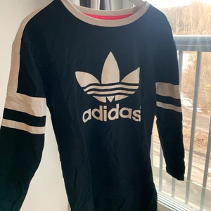 Adidas klänning/tjocktröja - Klänning/lång tjocktröja från Adidas i strl 36. Passar mig som har strl XS/S. Passar även M.