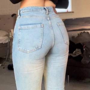 Ett par ljusblåa jeans från zara💕 de är hål i knäna och en slits längst ned, de är använda 1 gång så de är som nya!! De går ner i backen för mig som är 167cm lång, så de skulle pssa någon längre men även kortare då de är enkla att klippa av.💗