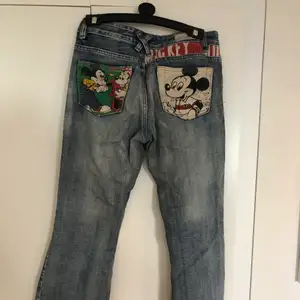 Lågmidjade bootcut jeans från hm. Är 168 och längden är perfekt. Dock lite små i midjan. Skulle säga att dom passar en xs. Köpte här på Plick men va tyvärr för små. 