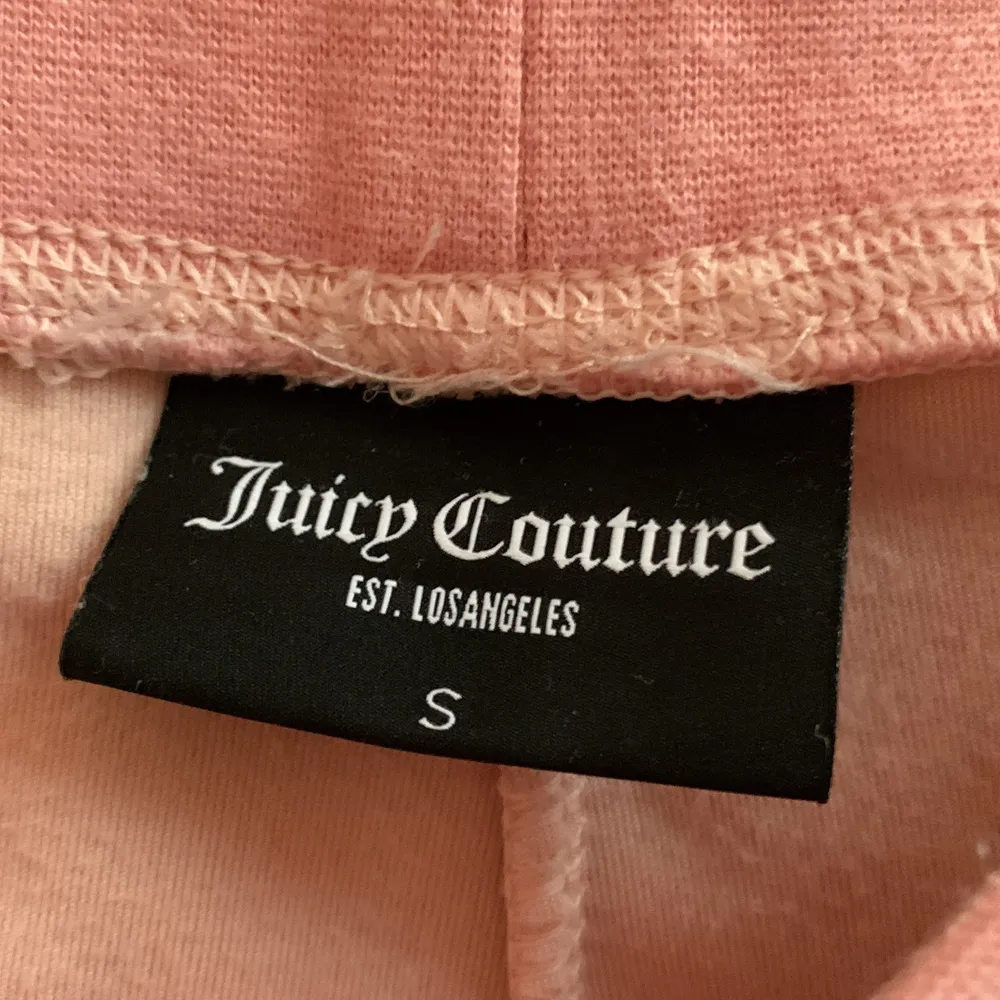 Jättefina byxor från juicy couture i ljusrosa💕 har använt dessa en gång så de är i väldigt bra skick, om ni vill ha mer bilder eller veta mer så kan ni kontakta mig💕. Jeans & Byxor.