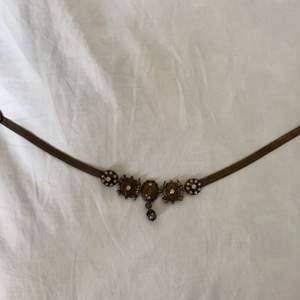 Ett super fint gammalt halsband som jag köpt. 