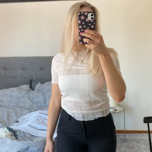 Topp - Vit genomskinlig topp med mönster. Sparsamt använd men det har lyckats bli ett litet hål! Säkert lättfixat för någon som är bättre på att sy än jag. Storlek M men är mer som S 🌸🕺🏼💕 vi kör på 40kr plus ev frakt ❤️‍🔥❤️‍🔥 KÖP GÅR FÖRE FRÅGOR