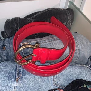 Rött skärp - Ett rött skärp med gulddetaljer:)