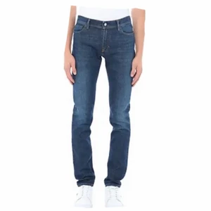 Lågmidjade jeans - Säljer nu mina jeans från Acne! De är precis som nya!!! NYPRIS 1895kr. De är låg/mid waisted och är långa för mig som är 169. Har bara använt de någon enstaka gång så de känns som nya!😍 storlek 31/32 men skulle säga att de passar 36/38 i vanlig storlek